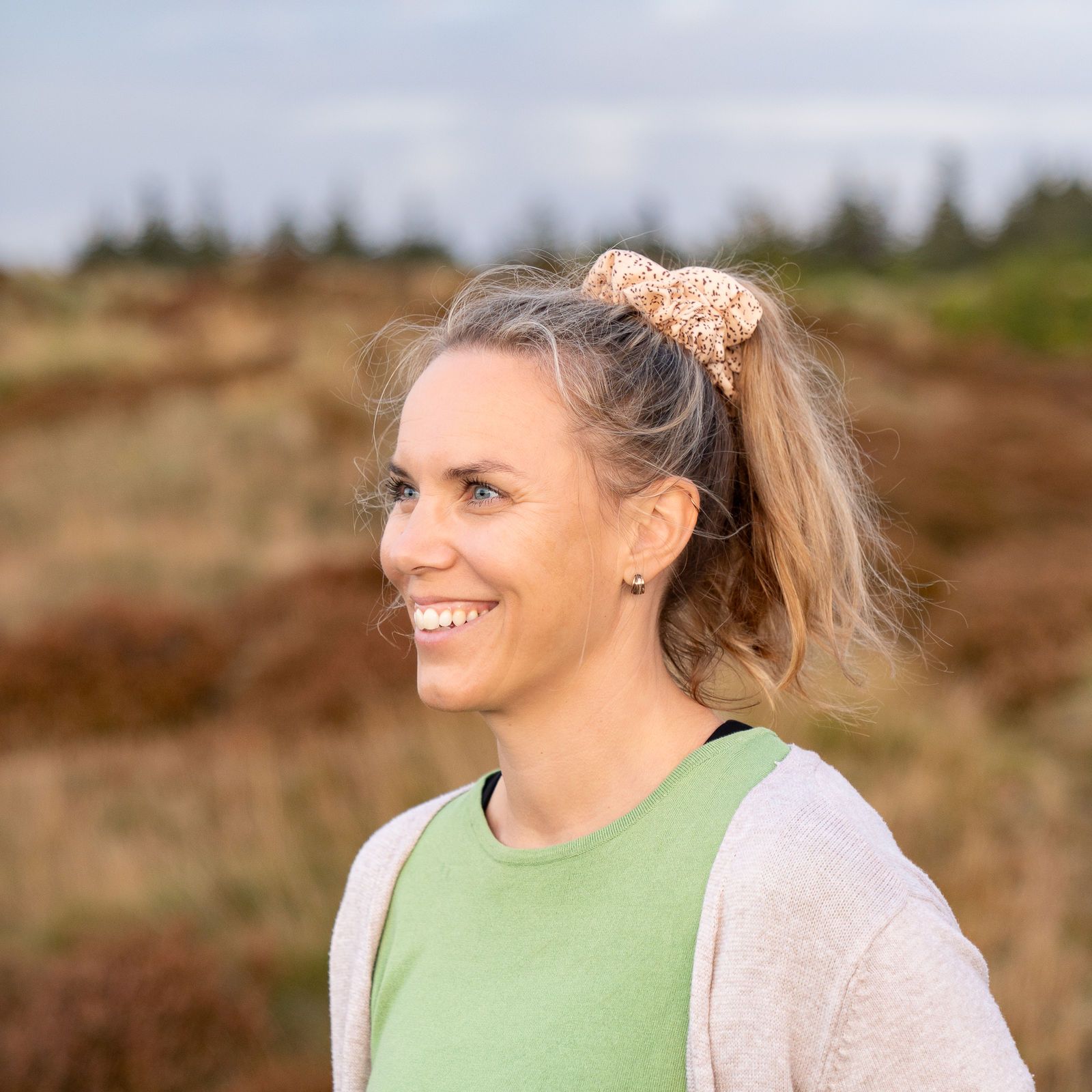 Ann-Christin Ingwersen lächelnd in der Heide